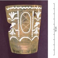 GOB-9004 - Gobelet gravé : oiseau et ovalesverreGobelet dont le motif est standardisé et répétitif : un registre avec ovale alternant avec des motifs de palmettes entourant un oiseau. Ces motifs sont 