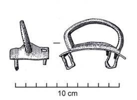IND-1039 - Plaque incurvéebronzePlaque rectangulaire incurvée munie de quatre bélières rectangulaires sur la face intérieure et d'un gros anneau subrectangulaire sur la face extérieure.