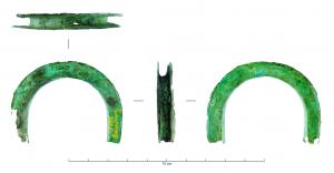 IND-3092 - Orle d'anse ?bronzeTôle de bronze repliée en gouttière et formée en U pour s'adapter à un support arrondi et courbe (anse ?).