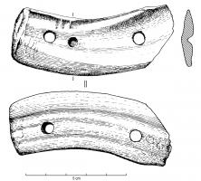 IND-4004 - Barrette percéeosTPQ : 300 - TAQ : 550Barrette plate (taillée dans l'émail d'une dent animale ou dans une section d'os tubulaire de grand mammifère), courbe et percée de deux trous aux extrémités opposées.