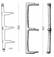IND-4008 - Objet à dater / à identifierbronzeBarrette pourvue de trois appendices perpendiculaires à extrémités perforées; le dispositif comporte deux barrettes similaires articulées sur un axe métallique.
