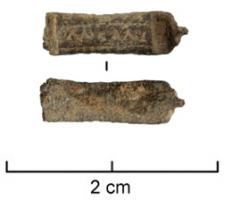 IND-4016 - Objet inscritbronzeMEMI ? AMAS ? Peut-être un fragment de fibule à inscription amoureuse, ou autre objet inscrit.