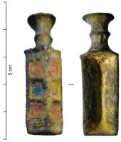 IND-4020 - Objet à identifierbronzeObjet allongé, de forme rectnagulaire mais en forme de toit à deux rampants, creusés de loges d'émail carrées; le revers est creux; d'un côté, sorte de poignée.