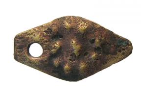 IND-4032 - œil votif ou pendantbronzePlaquette losangique, une extrémité comporte une pointe abattue et est percée d'un trou de suspension; au centre, rosette composée de globules autour d'un élément central.
