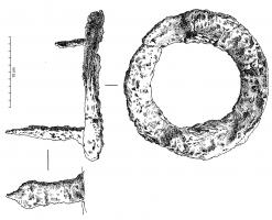 IND-4078 - Objet à identifierferAnneau plat, possedant deux pattes verticales, alignées sur le bord interne de l'anneau; celles-ci sont  percées d'un trou carré dans leur partie superieure, et se terminent en pointe;