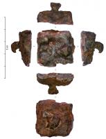 IND-4167 - Objet à dater et à identifierbronze, ferMasse ferreuse carrée et creuse, une pointe  passant de part en part ; bronze coulé dans la partie en creux, cloisons fines et tête de la pointe visible.