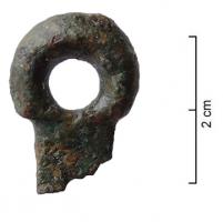 IND-4254 - Anneau de suspension ?bronzeExtrémité d'une languette (perforée) pourvue d'un robuste anneau de suspension.