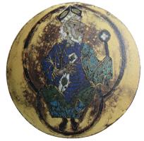 IND-6010 - Médaillon émaillé, décor de châsse ?bronze, verreMédaillon ou couvercle de pyxide ? émaillé, sur or ou bronze doré : personnage royal, assis, tenant le sceptre dans sa main gauche et une vièle dans la main droite.
