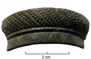 IND-9077 - Objet à identifierbronzeFragment de bague moulurée entièrement décorée de motifs géométriques et floraux. (décor de meuble ?)