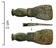 IND-9158 - Anse, poignée ou ... ?bronzeObjet comportant d'un côté une série de segments moulurés, de l'autre une sorte de spatule trapézoïdale effilée.