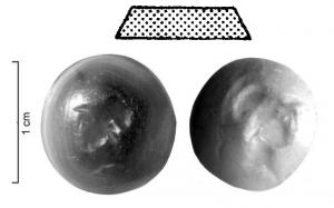 INT-4007 - Intaille : MinervepierreIntaille pratiquement ronde : tête de Minerve à droite, coiffée d'un casque corinthien dont le cimier retombe derrière sa nuque.