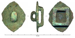 JHA-4004 - Jonction de harnaisbronzeJonction de harnais constituée d'une plaque losangique, avec sur la face externe un robuste anneau coulé ; au revers, 4 passants rectangulaires disposés en carré.