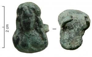 JHA-4011 - Passant de harnaisbronzePassant de taille réduite figurant un buste de femme, les cheveux longs ondulant sur les épaules, la tête légèrement tournée vers la gauche. Au revers, boucle rectangulaire plate.