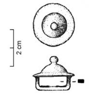JHA-4016 - Passant de harnaisbronzeTPQ : 200 - TAQ : 300Passant en forme de petit umbo à profil sinusoïde terminé par un bouton, bélière rectangulaire au revers.