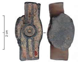 JHA-4025 - Passant de harnaisbronzePassant allongé (cercle central prolongé par des ailettes), dont la surface externe est creusée de loges émaillées parallèles; au revers, manchon plat dans l'axe de l'objet.