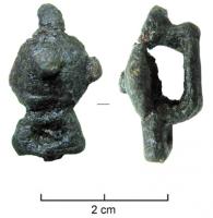 JHA-4034 - Applique de harnaisbronzeApplique de harnais en forme de dôme surmonté d'un bouton, accosté d'un côté d'une plaque trapézoïdale. Au revers, passant rectangulaire.