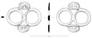JHA-4070 - Jonction de harnaisbronzeJonction constituée de deux anneaux de fort diamètre, réunis par des peltes latérales, et recouvrant deux bélières rectangulaires qui indiquent le passage de sangle(s) perpendiculaires à l'axe des anneaux.