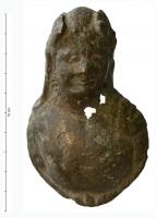 LIT-4009 - Applique de fulcrum : buste couronnébronzeTPQ : 1 - TAQ : 300Applique creuse, en forme de buste posé sur une base circulaire : buste indéterminé (femme, enfant ?), souriant, la tête ceinte d'une couronne.