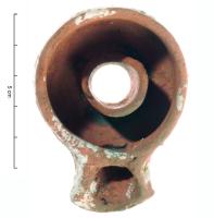 LMP-3140 - Lampe à tube centralterre cuiteLampe tournée à paroi carénée et présentant deux stries en direction du fond :
tube central large et moins élevé que le rebord ; fond arrondi.