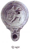 LMP-41073 - Lampe Loeschcke IV : Erosterre cuiteLampe ronde à bec en ogive et volutes. Médaillon orné d'un Eros vers la droite, jouant de la flûte de Pan (?).