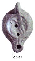 LMP-41385 - Lampe Loeschcke VIII Erosterre cuiteLampe à bec long. Médaillon décoré d'un Eros pêchant un poisson, épaule décorée d'entrelacs végétaux. Petit canal de bec.