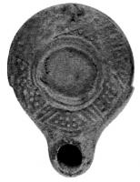 LMP-4144 - Lampe syro-palestinienne (type tardif)terre cuiteTPQ : 250 - TAQ : 450Lampe de forme ronde et bec rond. Petite anse conique; épaule  décorée de motifs géométriques. Détail intéressant, le médaillon n'a jamais été percé, ni la lampe utilisée.