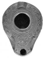 LMP-4158 - Lampeterre cuiteTPQ : 300 - TAQ : 500Lampe de forme ronde avec large bec. Epaule richement décorée de motifs en spirale et d'une rosette. Anse conique en bouton.