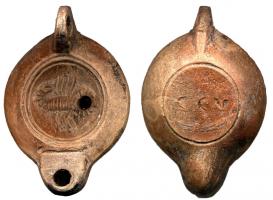 LMP-41794 - Lampe à bec rond limité par un trait : Scorpion, CCVterre cuiteLampe moulée, anse verticale percée, à deux sillons sur la tranche. Réservoir circulaire à profil biconvexe asymétrique. Bandeau lisse penché vers l'extérieur. Disque en cuvette limitée par deux sillons. Décor : scorpion à droite. Bec arrondi limité par un trait droit, point en creux aux extrémités. Base circulaire plate en léger relief limitée par un sillon, estampille incisée CCV. Engobe rouge vif sur toute la lampe.