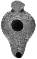 LMP-4188 - Lampe syro-palestinienne tardive avec réflecteurterre cuiteLampe de type syro-palestinien avec large réflecteur arqué en forme de fleur de lotus. Epaule décorée d'entrelacs géométriques. Bec défini par un trait horizontal.