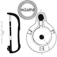 LMP-42510 - Lampe de firme : OCEANVSterre cuiteLampe moulée sans anse: le réservoir circulaire est de profil biconvexe asymétrique; bandeau penché vers l'extérieur portant deux tenons rectangulaires non percés, sur l'axe horizontal. Disque creux, plat et peu profond, bordé par un bourrelet continu. Bec long au petit canal communiquant (L. X)  avec le disque, chanfreiné sur les côtés. Base circulaire plate en creux limitée par deux anneaux concentriques enfermant l'estampille moulée OCEANVS en relief. Pâte orange brique, sans engobe.