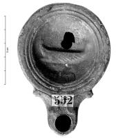 LMP-42693 - Lampe Loeschcke IV : bateauterre cuiteLampe à bec à volutes, sans anse. Médaillon orné d'un bateau à rames.