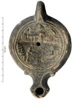 LMP-42709 - Lampe à bec : Port, pêcheursterre cuiteLampe à bec allongé, terminé en enclume étroite, volutes ; anse moulée ; médaillon orné d'une scène de pêche (à la ligne, au filet) dans un port.