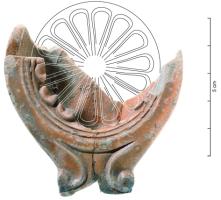 LMP-42721 - Lampe Loeschcke V : rosace à quatorze pétalesterre cuiteLampe à bec en ogive et volutes simples, médaillon orné d'une rosace à quatorze pétales ; Fond : plat, dégagé par un sillon ; infime amorce d’une marque
en creux.