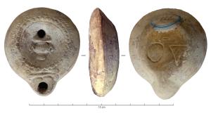 LMP-42767 - Lampe Loeschcke VIII : Canthareterre cuiteLampe à large bec rond délimité par un trait cordiforme. Médaillon orné d'un canthare; bordure de petites oves et perles sur l'épaule.