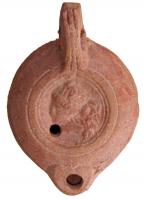 LMP-4387 - Lampe Loeschcke VIII : Dionysos Planta pedisterre cuiteLampe à bec rond; disque orné du buste de Dionysos. Argile orange, engobe orange; base plate. Marque : Planta pedis.