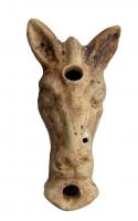 LMP-4504 - Lampe plastique : tête d'âne terre cuiteLampe ovale en forme de tête d'âne avec bec à enclume. Anse ronde. Argile beige, engobe marron foncé.