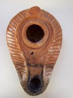 LMP-4643 - Lampe pantoufle byzantineterre cuiteLampe massive, ovoïde, à long bec à canal. Epaule décorée de traits en relief. Anse conique.