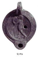 LMP-4850 - Lampe Loeschcke VIII Ménadeterre cuiteLampe ronde à bec rond. Médaillon décoré d'une ménade tenant un tambourin et une grappe de raisin, un voile tombant de son bras gauche.