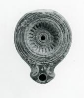 LMP-4865 - Lampe Loeschcke I, var. IVNEPVterre cuiteLampe à huile moulée, à bec triangulaire dérivée du type Loeschcke I, épaule ornée de gorges concentriques et médaillon décoré d'une rosette. Base plate avec un léger anneau, signée IVNEPV.