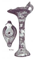 LMP-4963 - Lampe Loeschcke VIII tardive sur piedterre cuiteLampe ovale à bec incorporé sur très haut pied. Médaillon et épaule décorés de motifs géométriques, croix sur le bec.