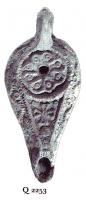 LMP-5172 - Lampe Loeschcke VIII tardive Rosetteterre cuiteLampe en forme de goutte à bec incorporé. Médaillon orné d'une rosette. Epaule richement décorée d'entrelacs géométriques, croix en relief sur le bec.