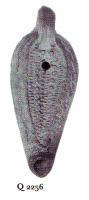 LMP-5174 - Lampe Loeschcke VIII tardive terre cuiteLampe en forme de goutte à bec incorporé. Médaillon orné de points et traits en relief. Epaule richement décorée d'entrelacs géométriques, croix en relief sur le bec.