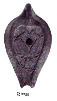LMP-5175 - Lampe Loeschcke VIII tardive Daims et portraitterre cuiteLampe en forme de goutte à bec incorporé. Médaillon orné de deux daims et d'un portrait inséré dans un cercle.
