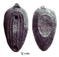 LMP-5176 - Lampe Loeschcke VIII tardive Croixterre cuiteLampe ovale à bec incorporé. Médaillon orné d'une croix et de franges géométriques en relief.