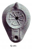 LMP-5177 - Lampe Loeschcke VIII tardive Croixterre cuiteLampe rond à large bec à canal. Médaillon orné d'une croix et de points en relief. Epaule décorée dde points en relief.
