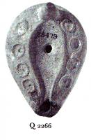 LMP-5182 - Lampe Loeschcke VIII tardive terre cuiteLampe en forme de goutte à bec à canal incorporé. Médaillon vierge. Epaule décorée de cercles en relief.