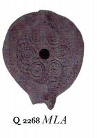 LMP-5183 - Lampe Loeschcke VIII tardiveterre cuiteLampe en forme de goutte à bec à canal incorporé. Médaillon décoré de cercles en relief.