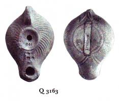 LMP-5224 - Lampe Loeschcke VIII terre cuiteLampe à bec long. Médaillon vierge. Epaule ornée de traits courbes, début du bec orné d'une croix. 
