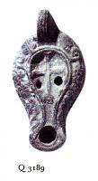 LMP-5241 - Lampe allongée tardiveterre cuiteLampe à bec long terminé en enclume. Médaillon orné d'une croix, épaule décorée d'une suite de motifs imprimés. Large canal de bec. 