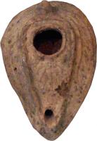 LMP-5269 - Lampe biconique à canalterre cuiteLampe de type pantoufle. Epaule décorée de motifs géométriques illisibles.  Bec intégré dans la lampe et surmonté d'un canal décoré d'une feuille de palme. Anse en tenon conique.  